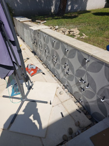 Photo de galerie - Projet muret extérieur (dépose ancien crépi ,préparation support ,pose carrelage grand format )