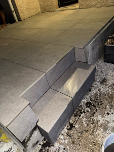 Photo de galerie - Terasse en carrelage 2cm, avec façonnage des arrondi sur les marches 