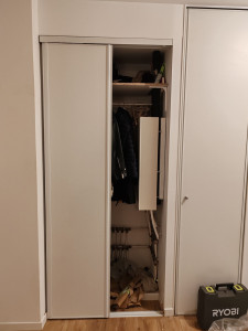 Photo de galerie - Installation porte de placard 