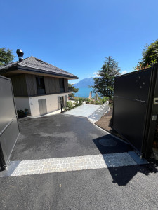 Photo de galerie - Pose du portail ligne paver caniveaux préparatoire enrobé 