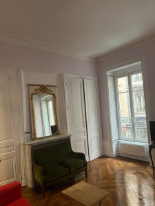 Photo de galerie - Réalisation de peinture sur mur et plafond et boiseries à forte hauteur sous plafond 