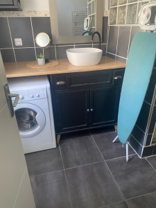 Photo de galerie - Lavabo, miroir 
