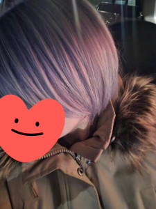 Photo de galerie - Coloration créative : Blond lilas irisé. Maîtrise des nuances pastel et reflets sur-mesure. Pour un look unique et une brillance absolue.