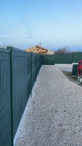 Photo de galerie - Pose de clôture rigide avec soubassement et occultant 