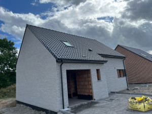 Photo de galerie - Toiture en tuiles type postel 20 avec velux et gouttière moulures anthracite 