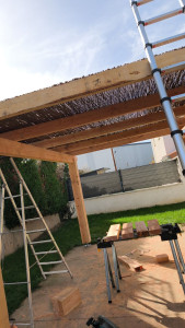 Photo de galerie - Fabrication et pose d'une pergola en bois massif avec mise en place d'un canisse. 