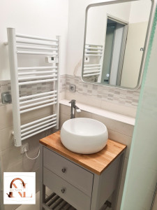 Photo de galerie - Petite salle de bain avec douche , installation de meuble et accessoires , ici miroir, sèche serviette , lavabo ect..