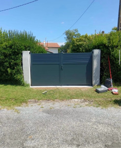Photo de galerie - Création d’une semelle de fondation + poteaux béton pour accueil portail 