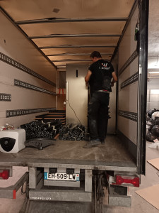 Photo de galerie - En train de chargé des matériel de chantier 