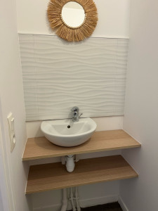 Photo de galerie - Pose de 2 tablettes bois et faïence 