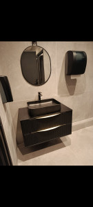 Photo de galerie - Mise d'un lavabo suspendu avec vasque et miroir 