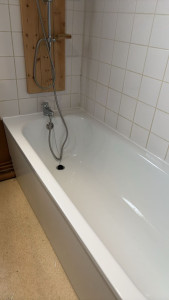 Photo de galerie - Installation d’une baignoire réalisée avec soin et précision.
Finitions propres, raccordements conformes et travail soigné pour un résultat durable et fonctionnel.