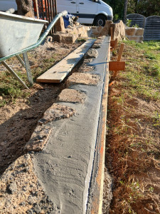 Photo de galerie - Réalisation d'un petit muret en pierre
(Chassiers)