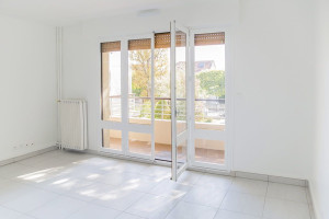 Photo de galerie - Peinture murale, plafond, pose de carrelage et de porte fenêtre. 