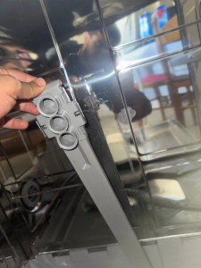 Photo de galerie - Détection du problème sur lave-vaisselle : pièce du bras d’aspersion déboîtée. Diagnostic fait et réparation en cours.