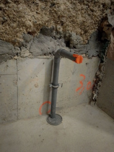 Photo de galerie - Réalisation de raccordements et d'évacuations en PVC (machine à laver, évier, lavabo, WC, adoucisseur, etc.). Travail soigné, respect des pentes et des normes. Possibilité de création, modification ou réparation d'installations existantes