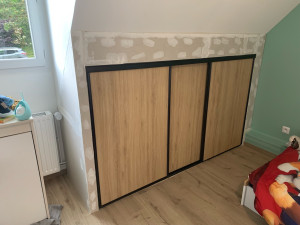Photo de galerie - Installation porte coulissante sous rampant 