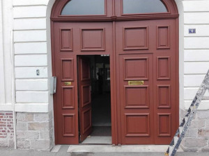 Photo de galerie - Mise en peinture ancienne porte monastère 