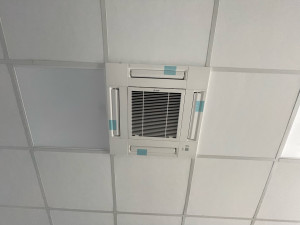 Photo de galerie - Pose climatisation - cassette plafond