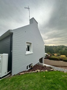 Photo de galerie - Pose d’un bardage pvc avec habillages embrasure alu