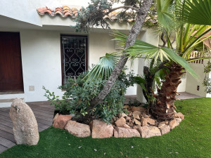 Photo de galerie - Fontaine en pierre, terrasse Moso, jardinières en granit et gazon synthétique 45mm