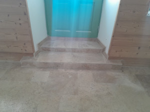 Photo de galerie - Réalisation marche en travertin 