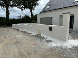 Photo de galerie - Muret en parpaing et enduit de finition grater