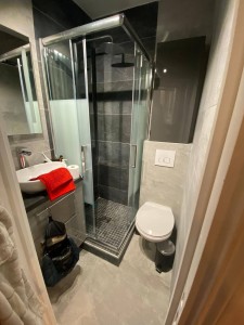 Photo de galerie - Réagencement et rénovation d'une mini salle de douche ⚒️