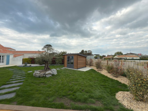 Photo de galerie - Installation d’un abris de jardin en composite 3m x 3m 