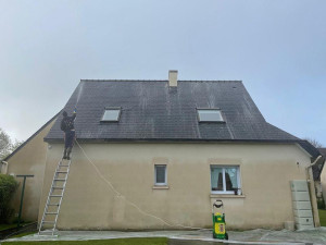 Photo de galerie - Nettoyage, démoussage et traitement de toiture près de Brest