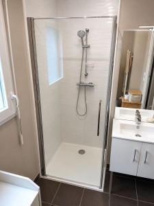 Photo de galerie - Rénovation d'une salle de bain (receveur, paroi de douche et faïence)