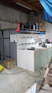 Photo de galerie - Création d'un box de rangement et d'un bar dans une grange ( après)