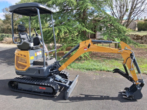 Photo de galerie - Mini-pelle 1T8 BRH/Godet orientable/Tarière