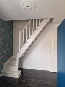 Photo de galerie - Rafraîchissement d'une pièce en peinture, avec pose de papier peint.