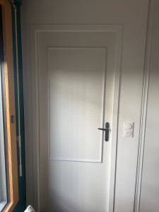 Photo de galerie - Moulures sur porte 
