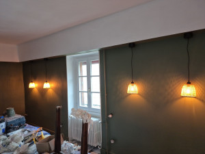 Photo de galerie - Mise en peinture blanc/vert d'une chambre d'hôtel 
installation des appliques 