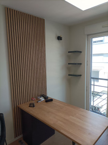 Photo de galerie - Pose panneau déco + étagères 