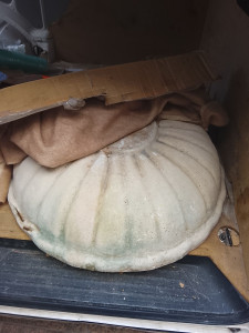 Photo de galerie - Chargement d'une vasque dans un fourgon 