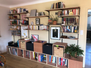 Photo de galerie - Réalisation d’une bibliothèque modulable avec étagères et caissons