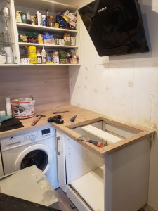 Photo de galerie - Meuble cuisine armoire plans du travail tuyaux très 