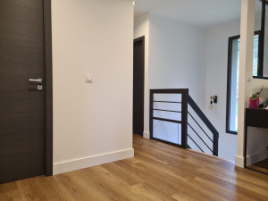 Photo de galerie - Pose d’un parquet et plinthes