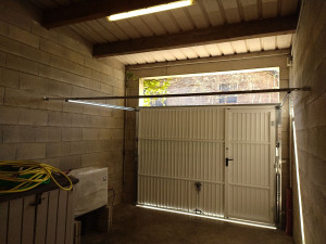 Photo de galerie - Installation d'une porte de garage battante manuelle. Pose et réglages effectués pour garantir une ouverture fluide, durable et sécurisée. Une solution robuste et fonctionnelle pour votre accès.