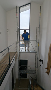 Photo de galerie - Installation échafaudage intérieur pour mur en béton ciré, hauteur 7,50 m