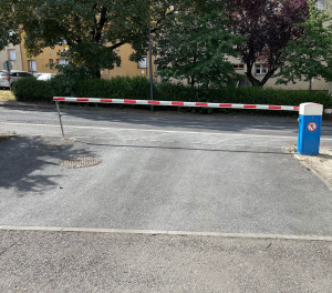 Photo de galerie - Pose d'une barrière levante pour limiter l'accès à un parking de résidence 