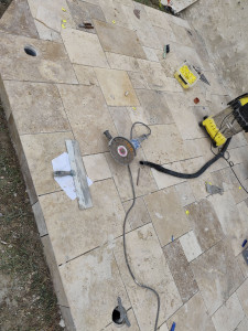 Photo de galerie -  carrelage travertin en terrasse