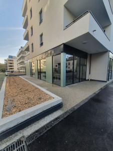 Photo de galerie - Nettoyage vitre, mur et sols a laide d'un nettoyeur haute pression d'un bâtiment 