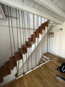 Photo de galerie - Réalisation d’un cordage pour un escalier ( 100 mètres de corde sur 2 étages )