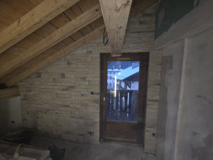 Photo de galerie - Revêtement de ce mur en plein séjour avec des pierres naturelle.