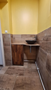 Photo de galerie - Pose carrelage murale 
création meuble sur mesure pour lave main wc 