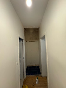 Photo de galerie - Réalisation d’une ouverture dans mur en brique avec évacuation et enduit de rebouchage pour finitions propres.